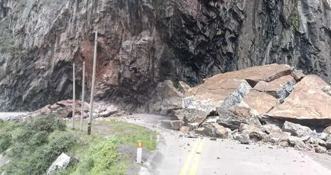 Caída de rocas bloquea Carretera Central en Huarochiri y frena paso de vehículos