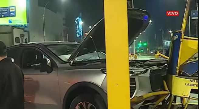 Choque en Javier Prado: camioneta pierde el control por moto y termina contra baranda