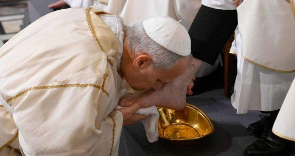 Papa León XIV retoma tradición de lavado de pies a 12 sacerdotes en Semana Santa