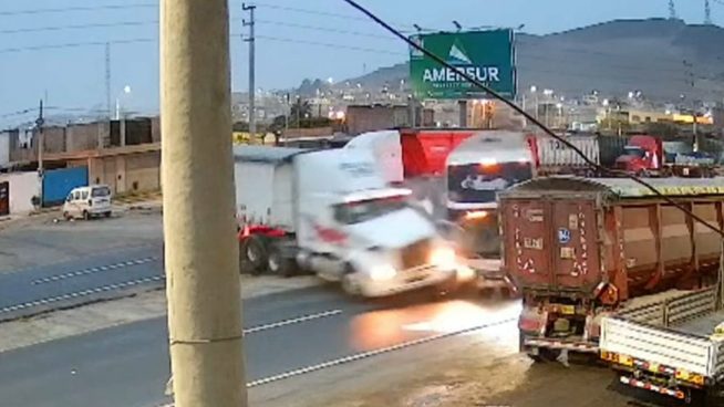 Bus interprovincial provoca triple choque en la Panamericana Norte | VIDEO