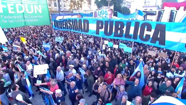 Argentina: Miles protestan contra recortes del gobierno de Javier Milei a la educación pública