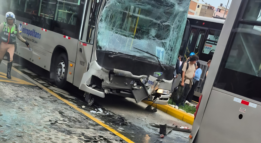 Múltiple choque de buses del Metropolitano deja más de 40 heridos, según el SAMU