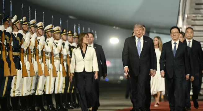 Donald Trump aterriza en Pekín para su segunda visita en casi una década