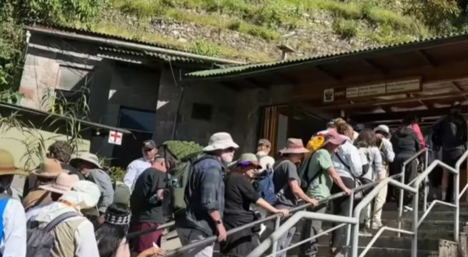 Turistas hacen largas colas por entradas a Machu Picchu: pasan la noche en la calle sin garantía de conseguir boletos
