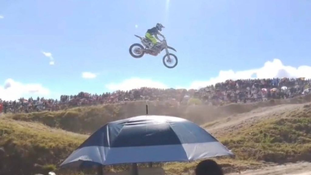 Piloto queda grave tras peligroso salto en torneo de motocross en Chota | VIDEO