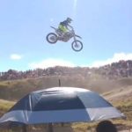 Piloto queda grave tras peligroso salto en torneo de motocross en Chota | VIDEO