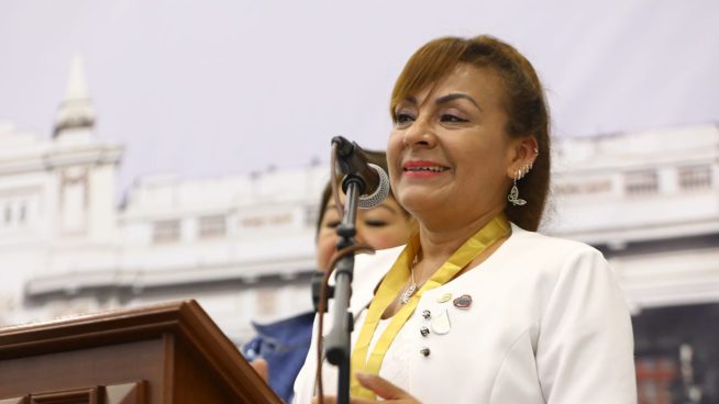 Comisión de Ética descarta que Kira Alcarraz amenazara a periodista y aprueba amonestación pública