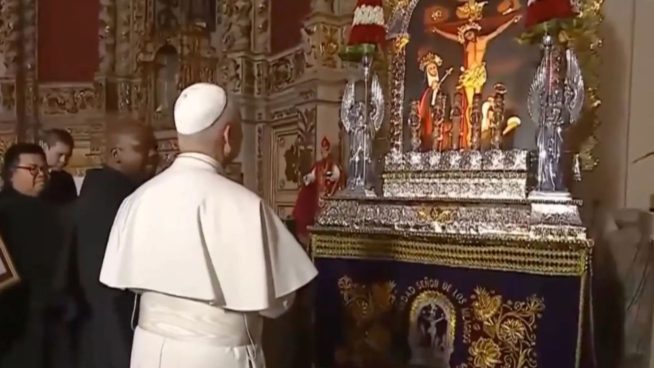 León XIV bendijo imagen del Señor de los Milagros durante visita a la “Catedral de los pobres” en Barcelona