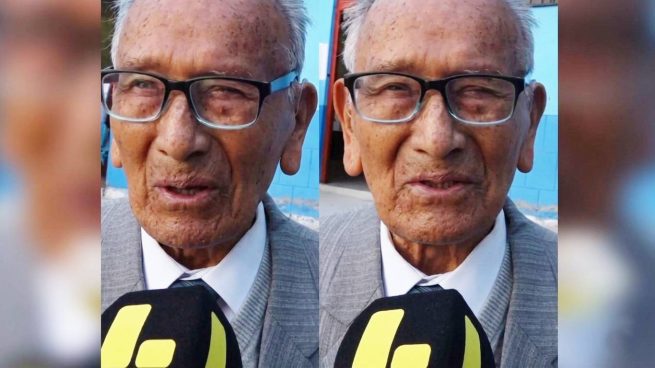 Señor de 103 años acudió a votar acompañado de su hija y su nieto | VIDEO
