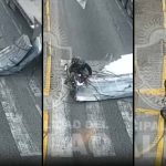 Motociclista sale volando al chocar con carga de camión en movimiento