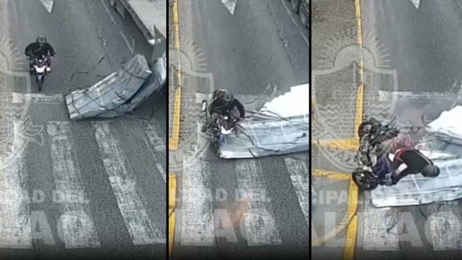 Motociclista sale volando al chocar con carga de camión en movimiento