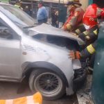 Autos chocan de forma violenta y uno termina empotrándose contra restaurante del Centro de Lima
