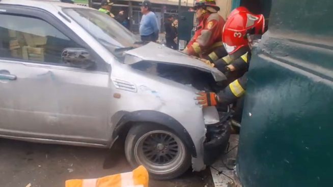 Autos chocan de forma violenta y uno termina empotrándose contra restaurante del Centro de Lima