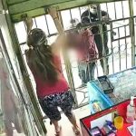 Bodeguera abre su tienda y al minuto intentan asaltarla con armas | VIDEO