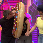Me Caigo de Risa: ¡Renzo Schuller termina enredado y le da beso a Rodrigo Sánchez Patiño en pleno juego!