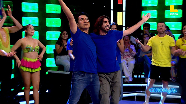 ¡Manuel Gold inventa sus propios pasos y termina en el suelo junto a Armando Machuca en Me Caigo De Risa!