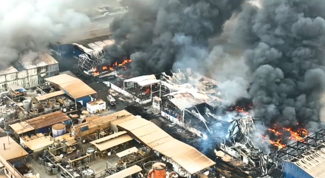 Incendio consume fábrica y moviliza más de 20 unidades de bomberos en Lurín