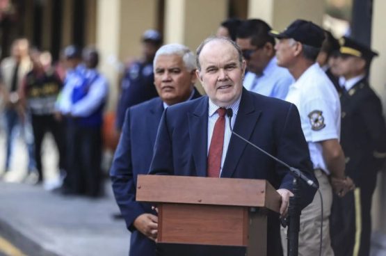 JNE convocó a Rafael López Aliaga para que recepcione su credencial de senador
