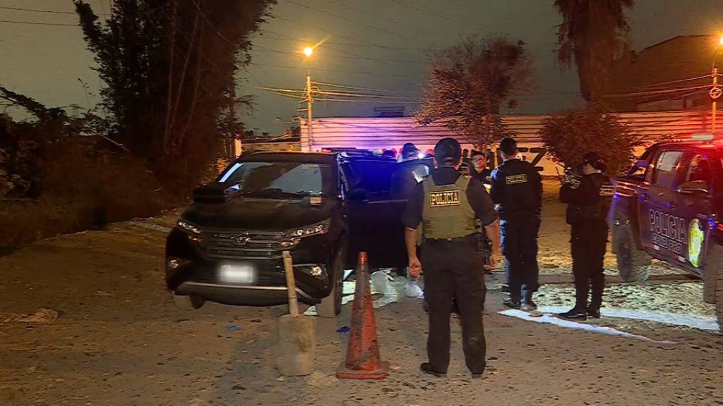 Aparece hombre sin vida dentro de camioneta en descampado de San Martín de Porres