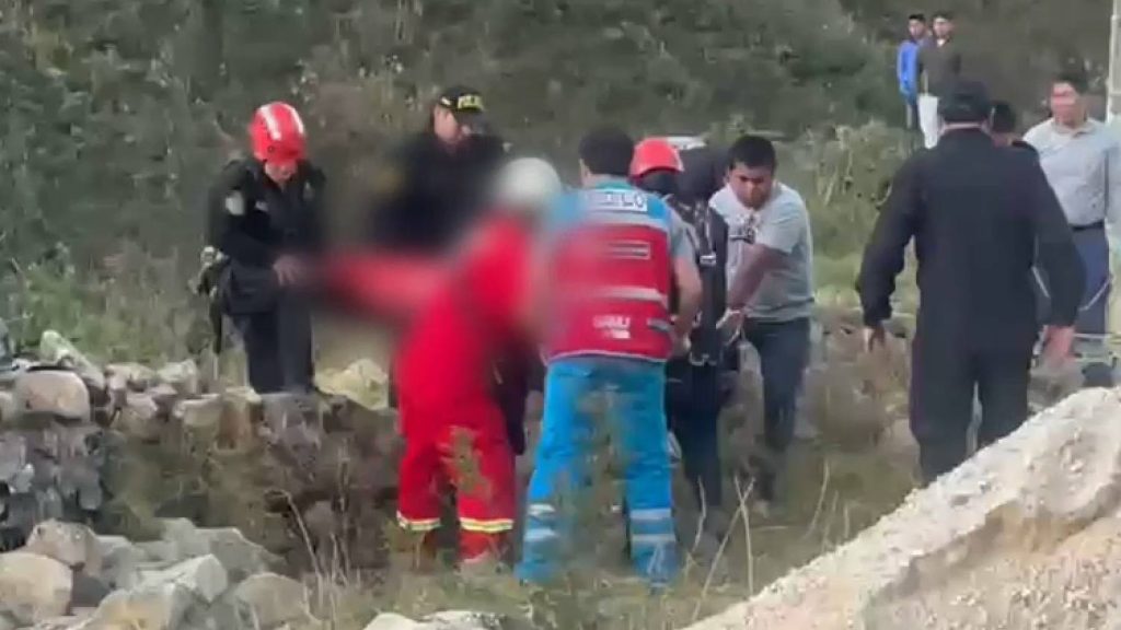 Combi cae a abismo y deja al menos once pasajeros muertos: los cuerpos son sacados del río