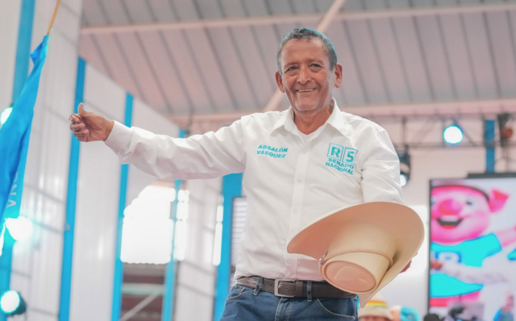 JNE entregó credenciales de senador a Absalón Vásquez como accesitario de López Aliaga
