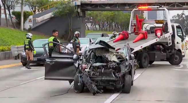 Grave accidente en la Vía Expresa deja dos heridos tras choque contra guardavía