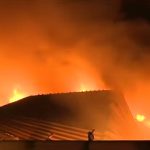 Incendio de gran magnitud consume fábrica en Los Olivos | VIDEO