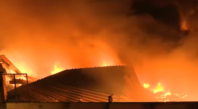 Incendio de gran magnitud consume fábrica en Los Olivos | VIDEO