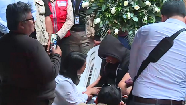 Keiko Fujimori visita a deudos del incendio en La Victoria: "Lo que ha ocurrido es una matanza" | VIDEO