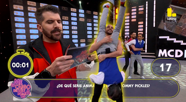 Me Caigo De Risa:  "¡No sé, te estoy diciendo!" Julio Díaz fue cargado como un muñeco y explotó en pleno juego