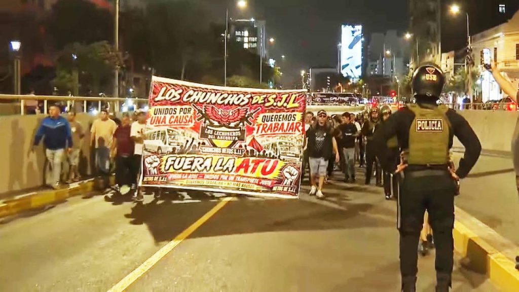 Colectiveros marchan por avenidas Arequipa y Wilson impidiendo el paso de buses del Corredor Azul | VIDEO
