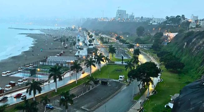 Intensa lluvia sorprende a Lima y deja calles inundadas en varios distritos