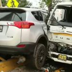 Furgoneta cruza en luz roja e impacta contra camioneta en San Isidro