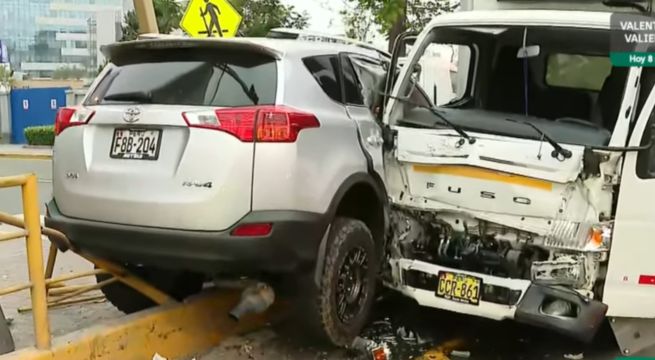 Furgoneta cruza en luz roja e impacta contra camioneta en San Isidro