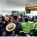 Decenas de pasajeros varados en aeropuerto de Cusco por suspensión de vuelos