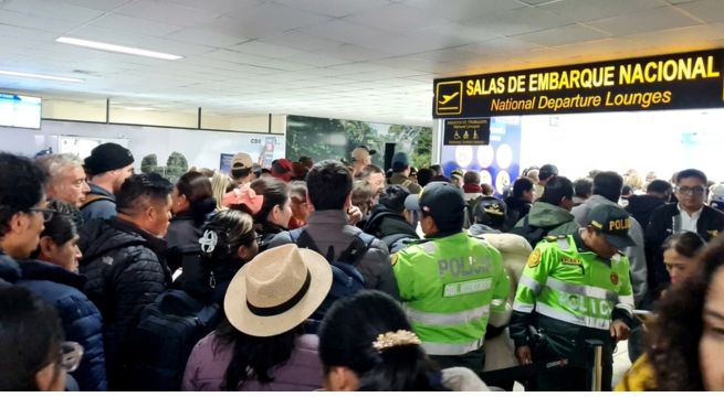 Decenas de pasajeros varados en aeropuerto de Cusco por suspensión de vuelos