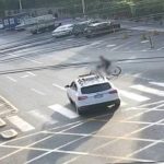 Ciclista de 15 años fue atropellado y requiere operación craneal mientras chofer no colabora y sigue libre