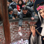 Fieles se adelantan a la celebración de Santa Rosa de Lima y dejan sus cartas en el Pozo de los Deseos