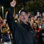 Robbie Williams dio sentido mensaje y cantó afuera de hotel tras cancelación de su segundo show en Lima | VIDEO