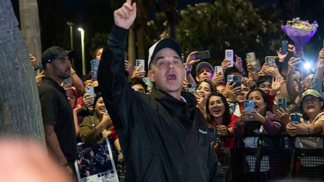 Robbie Williams dio sentido mensaje y cantó afuera de hotel tras cancelación de su segundo show en Lima | VIDEO