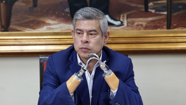 Luis Galarreta se reúne con la bancada de Juntos por el Perú por facultades legislativas