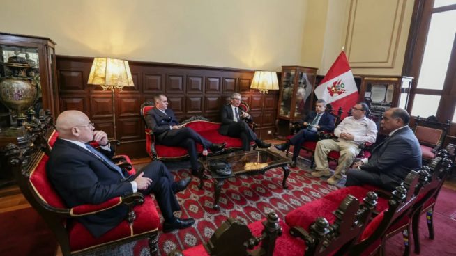 Luis Galarreta se reúne con la bancada de Juntos por el Perú por facultades legislativas
