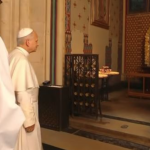 Papa León XIV saludó la imagen del Señor de los Milagros en la catedral de Notre-Dame