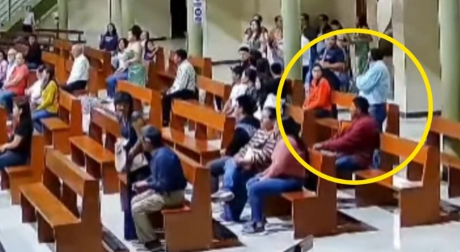 Roban bolso durante misa en una iglesia de Chiclayo | VIDEO
