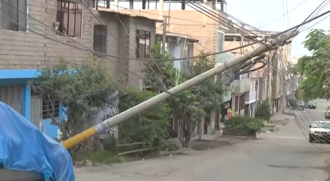 San Juan de Miraflores: postes caen durante la madrugada y vecinos temen más accidentes