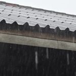 Qué hacer cuando el agua de lluvia ya se está filtrando por el techo: contención rápida paso a paso