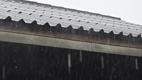 Qué hacer cuando el agua de lluvia ya se está filtrando por el techo: contención rápida paso a paso