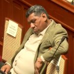 Senador Hugo Ccahuana, de Juntos por el Perú, fue captado durmiendo durante una sesión en el Congreso | VIDEO