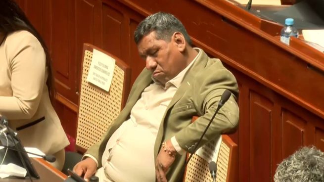 Senador Hugo Ccahuana, de Juntos por el Perú, fue captado durmiendo durante una sesión en el Congreso | VIDEO