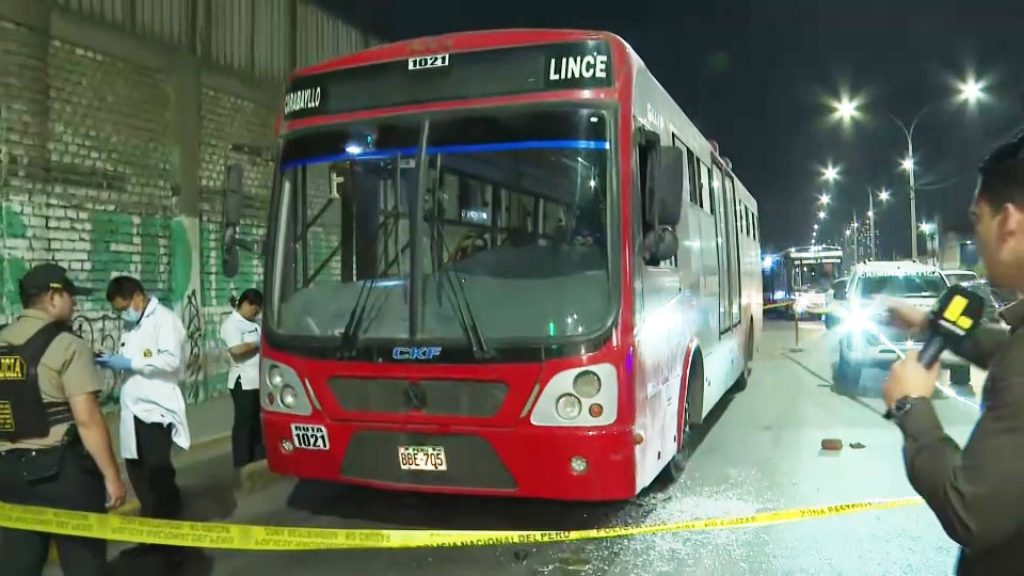 Atacan a balazos bus de ‘El Rápido’ lleno de pasajeros en el Centro de Lima